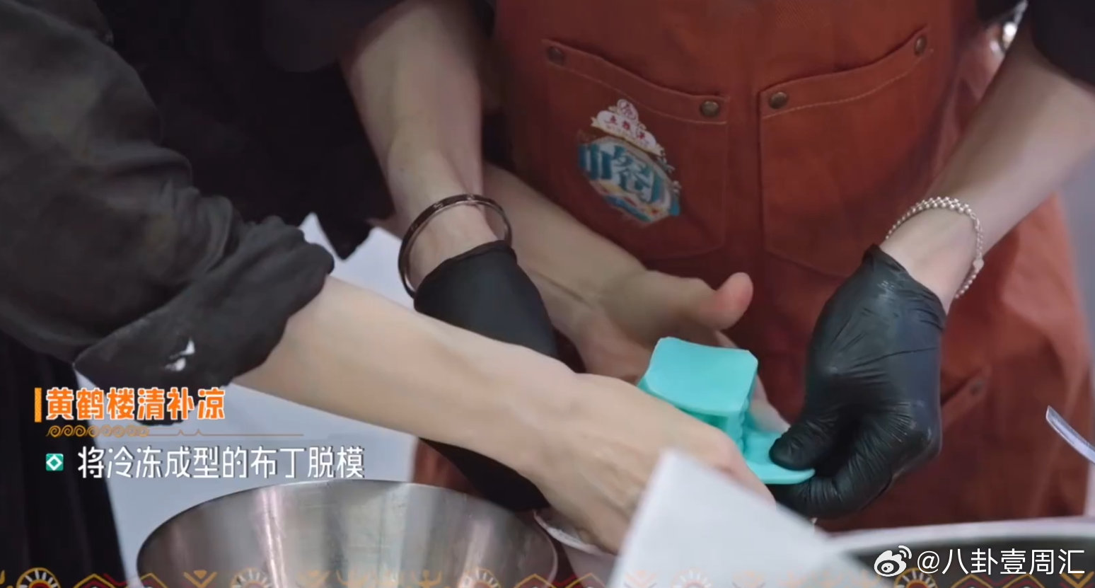 尹浩宇给湖北文旅上大分尹浩宇太会整活了！让机器人小玖用英文介绍黄鹤楼，食客们听得
