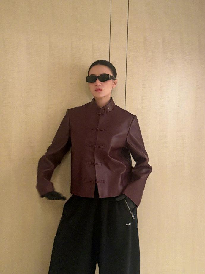 宋佳睡衣与皮衣无缝衔接 最新微博把两种风格塞进同一组图：先是阳台睡衣照，随性得像