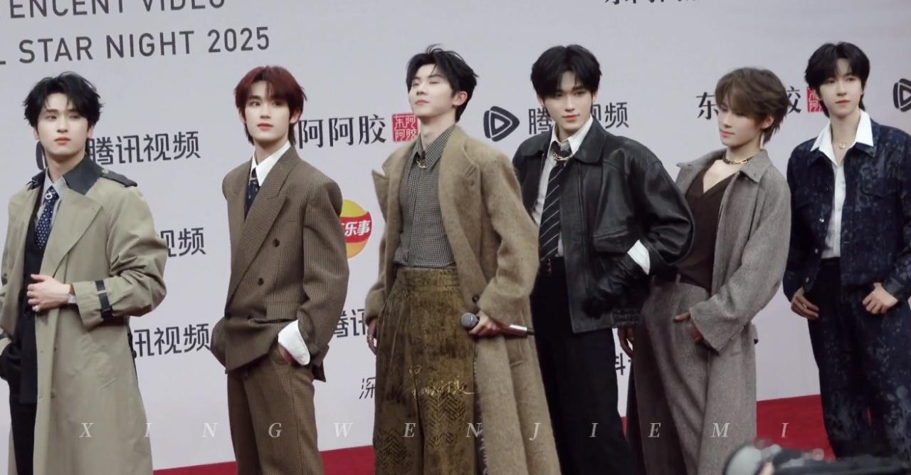 时代少年团刘耀文45度站姿时代少年团红毯上的冬日男友 时代少年团红毯上的冬日男友