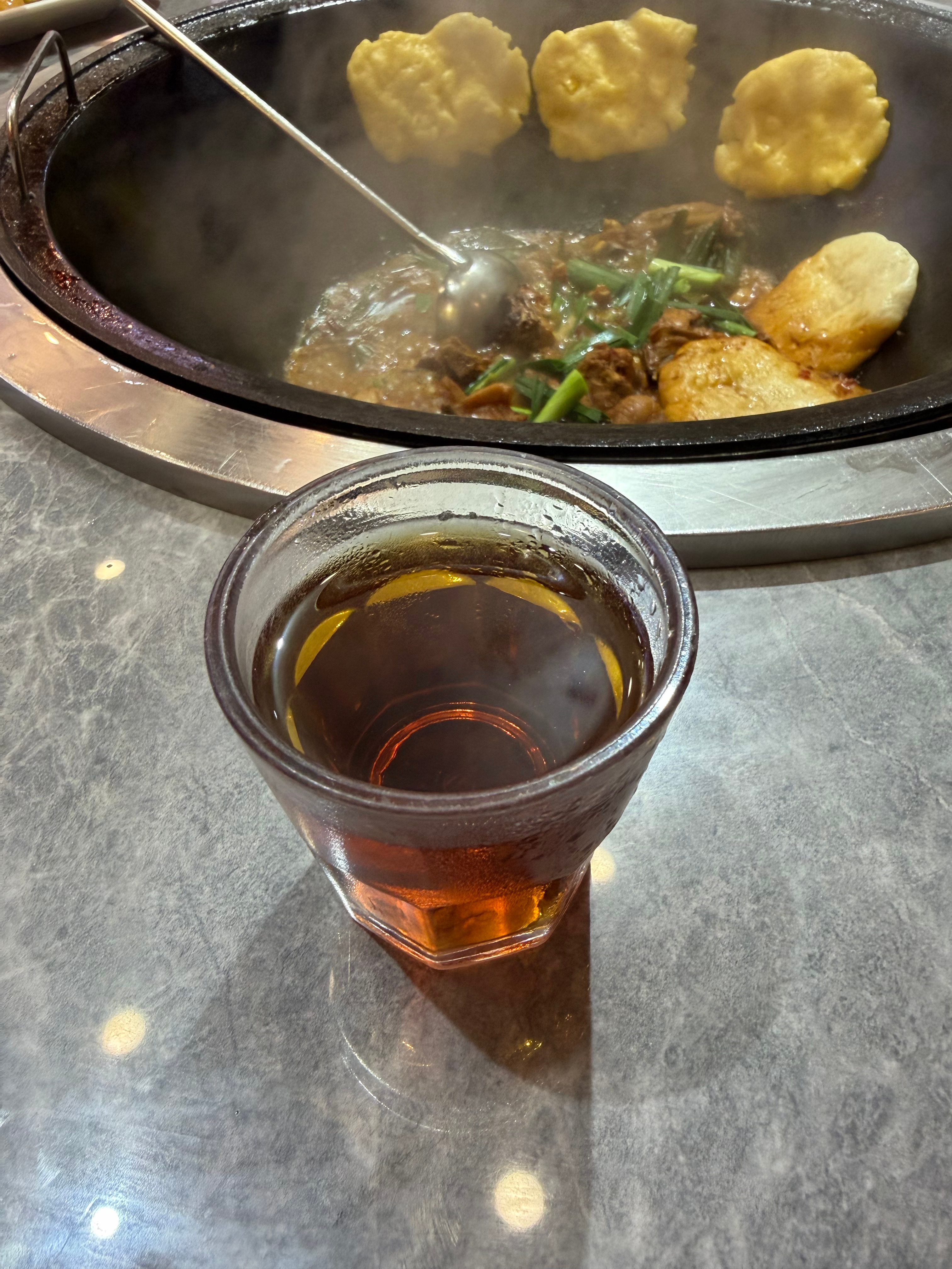 出来带朋友吃宵夜一起开心！哈哈哈哈哈！ 