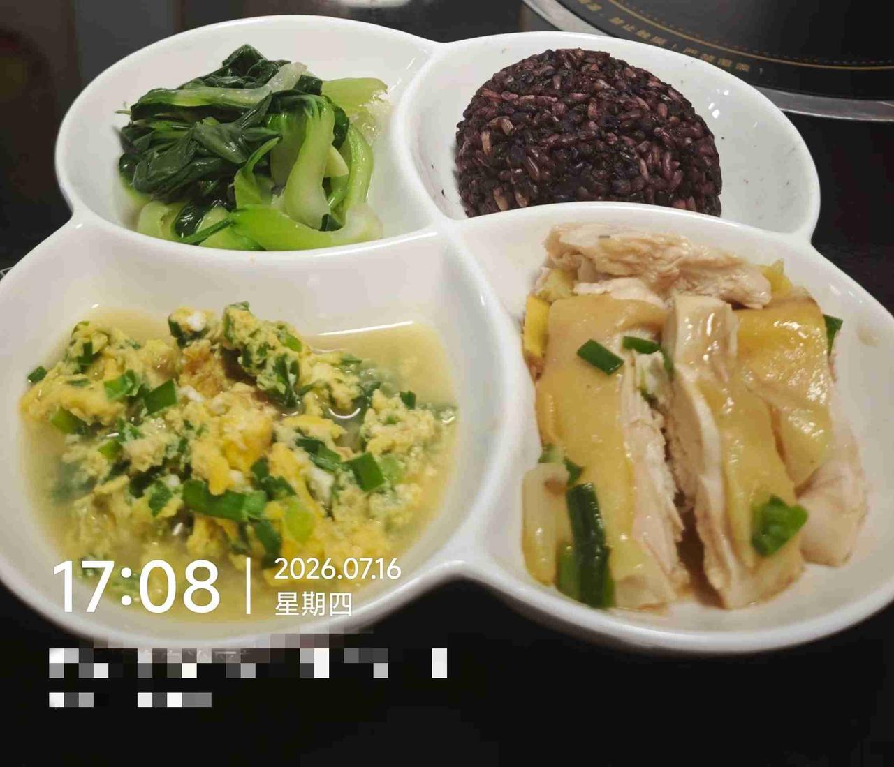 今天给自己安排了一份分格简餐，荤素主食汤全都有，吃着一点不憋屈。

主食换成紫米