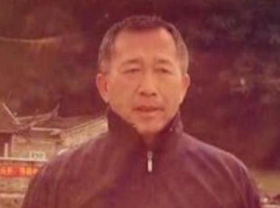 1991年索马里突发暴动，一伙匪徒闯进中国医疗队的驻地，就在这千钧一发之际，一位