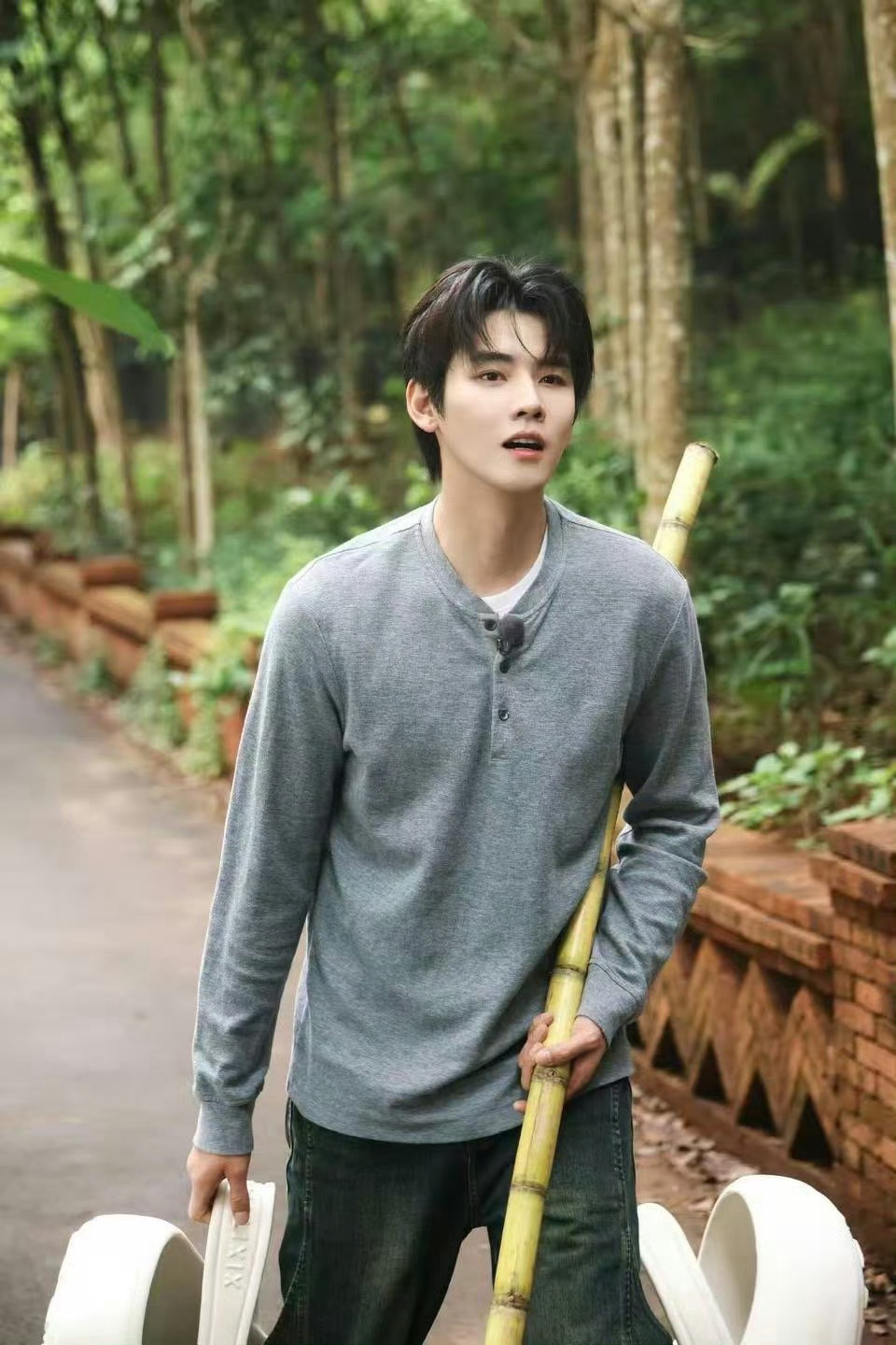 任豪抽象界门面担当当周震南和何洛洛的儿童车需要任豪用甘蔗拉着上坡，画面瞬间定格为