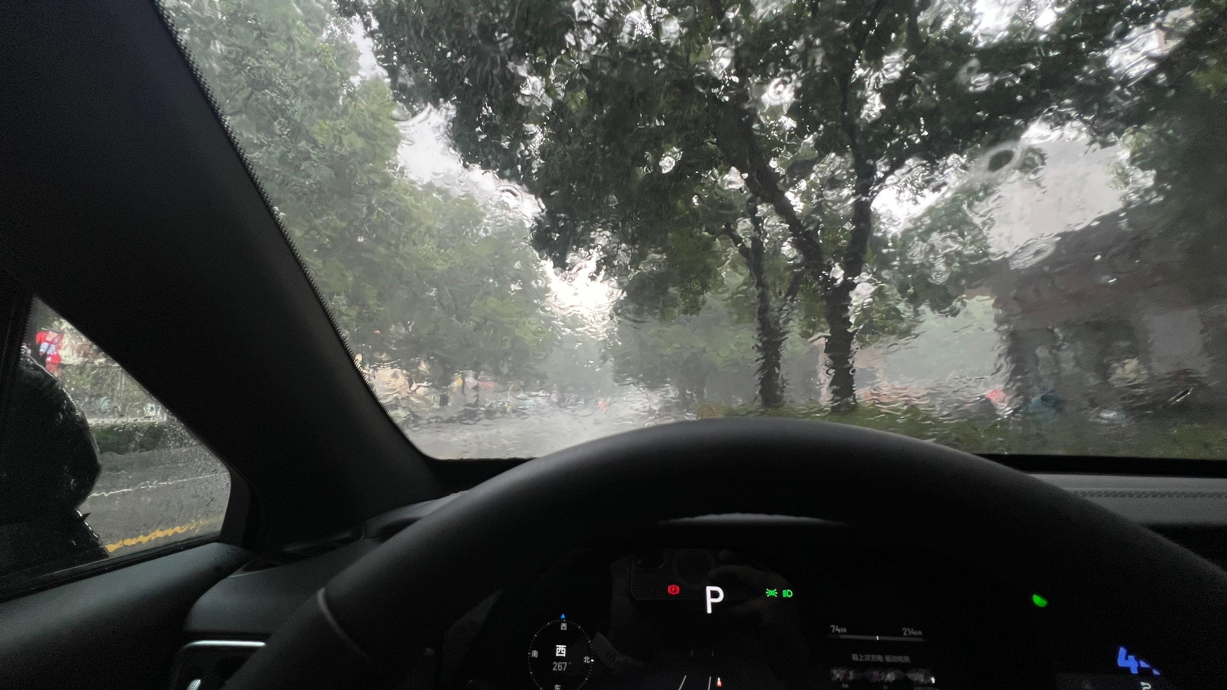 马上要从神都洛阳继续出发临走吃碗面的功夫大雨来了光脚提鞋从面馆跑回车里的