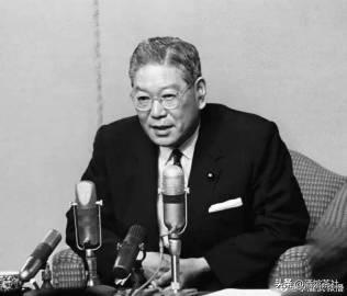 1963年某天，蒋介石突然收到一封紧急电报，电报里表示中国大陆的翻译员周鸿庆，在