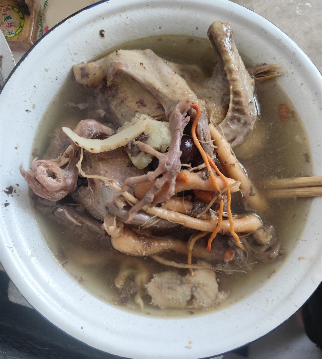 鲜美鸽子汤熬好了，又拄单拐跳着端上来！（不能放了，必须吃完） 