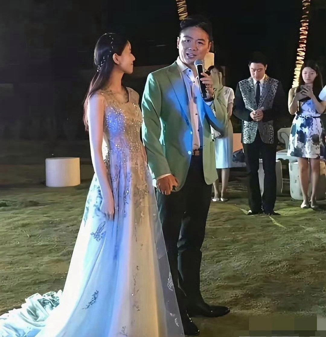 刘强东当年结婚时真的幸福满满啊！ 