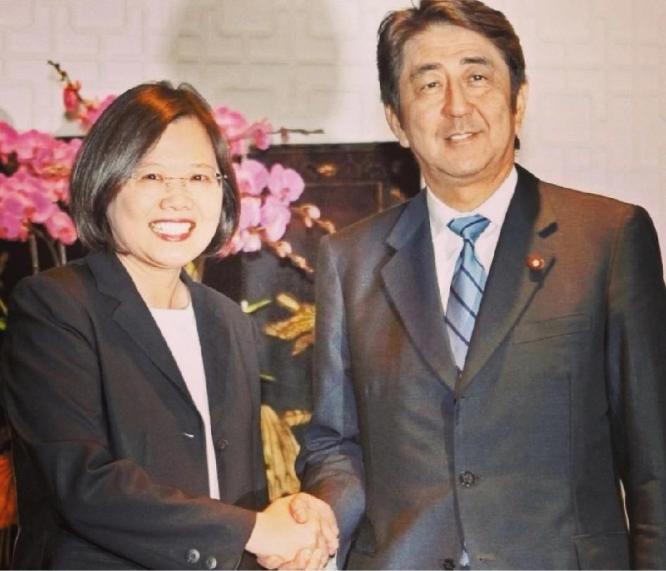 “台湾有事，就是日本有事”
——安倍晋三

她与他，相交甚笃，他俩满脸欢颜、相谈