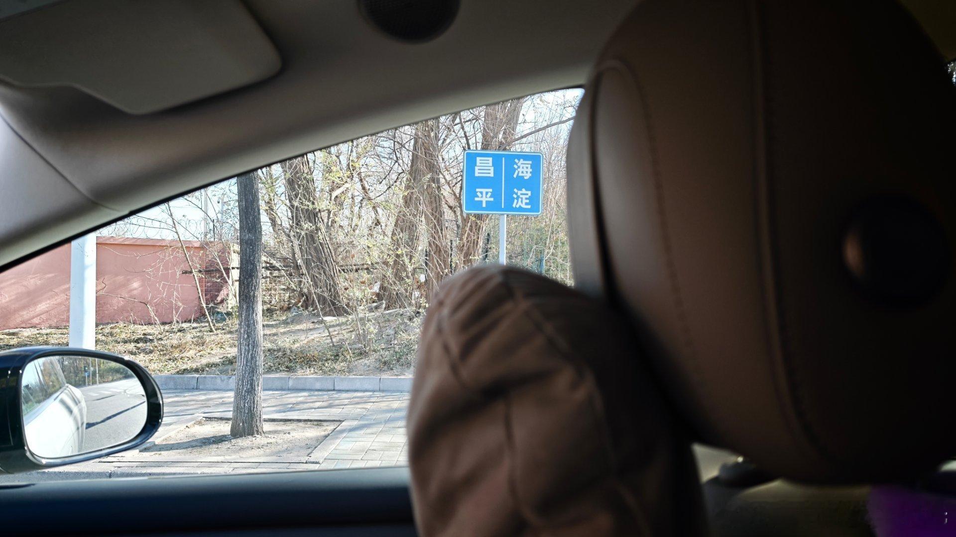 如果按照房价算，我第一排4万一平米，B柱以后8万一平米。 