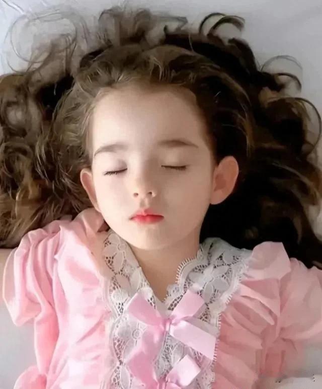 全网最美的洋娃娃，天使见了都会喜欢。她的五官真的是绝美，眼睛、鼻子、嘴巴，如同艺