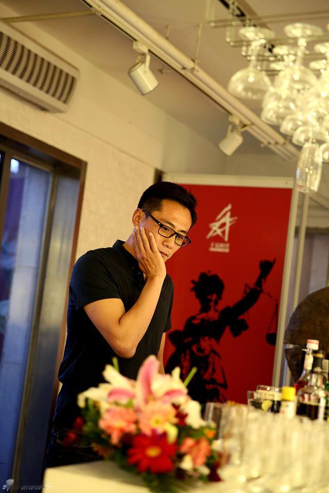 刘烨37岁生日亲友齐贺，感谢太太：对我帮助贼大 