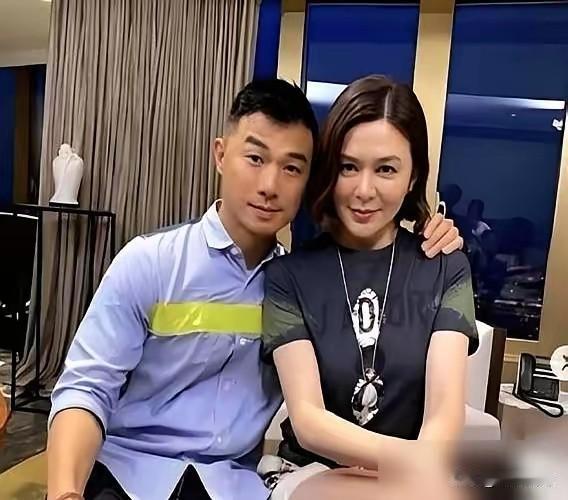 我是真搞不懂这届年轻小伙了。
以前傍富婆还得遮遮掩掩，
现在27岁男模Johan