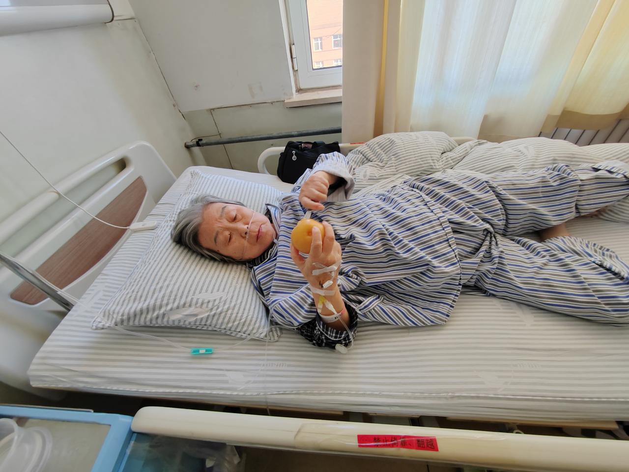 昨天晚上睡觉又盗汗了，夜里出了很多汗，导致身体很缺水，渴的受不了，半夜一直在喝水