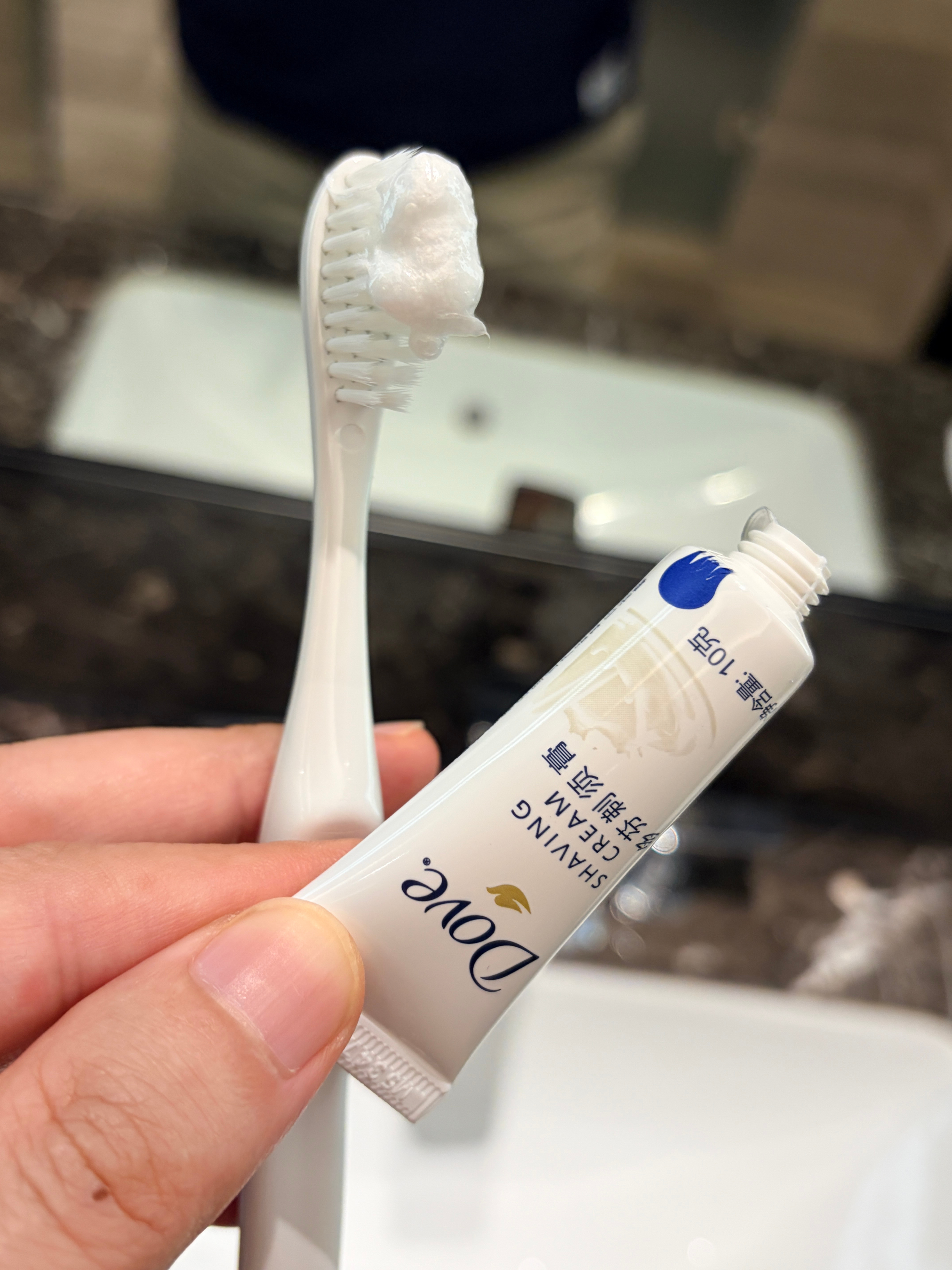 早上刷牙 把剃须膏挤到牙刷上了还好入口前闻出味不对•ᴗ•💧 