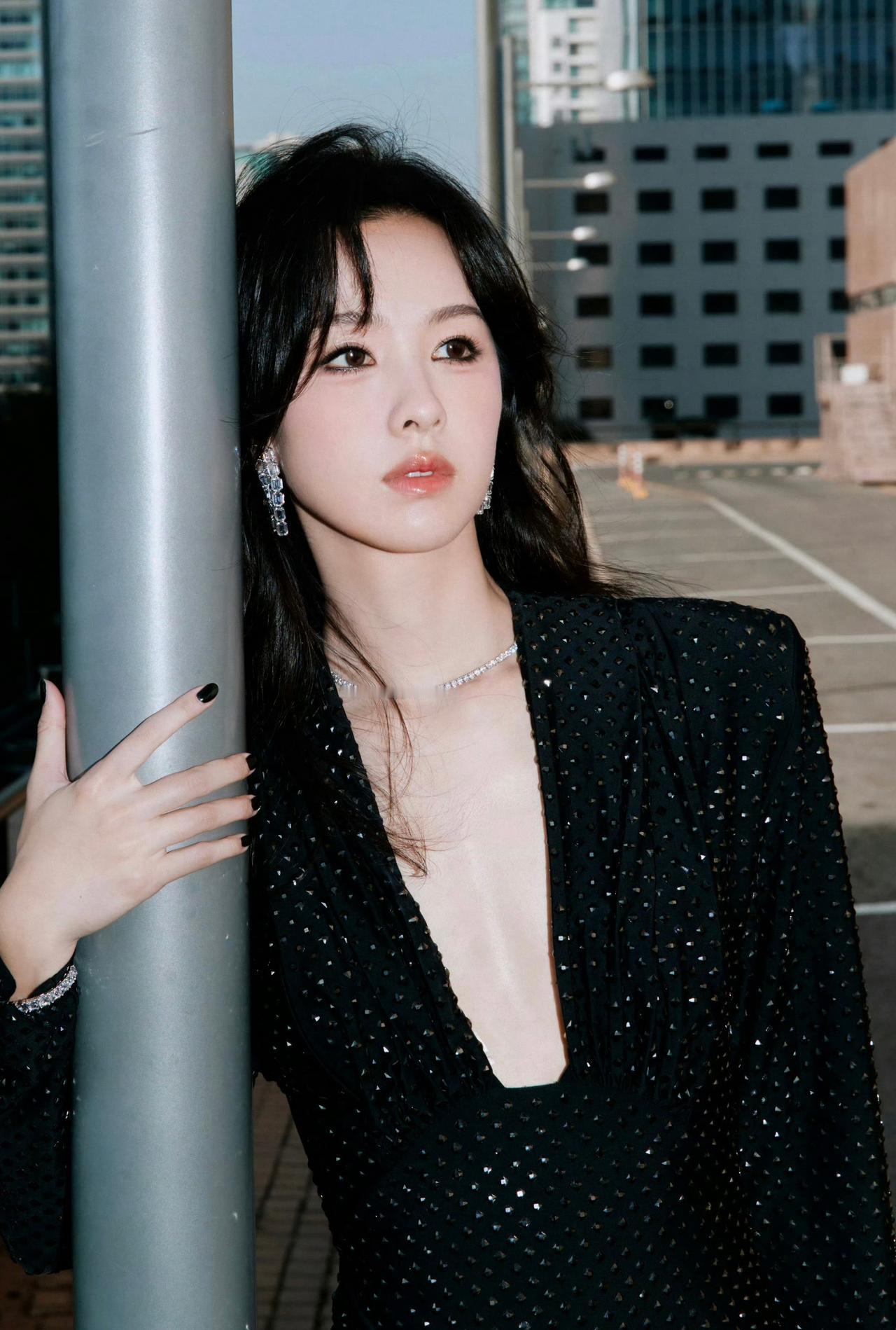 集清纯、高冷、纯欲、白幼瘦于一身的嘟嘟，你喜欢么？
陈都灵 黑丝袜美腿