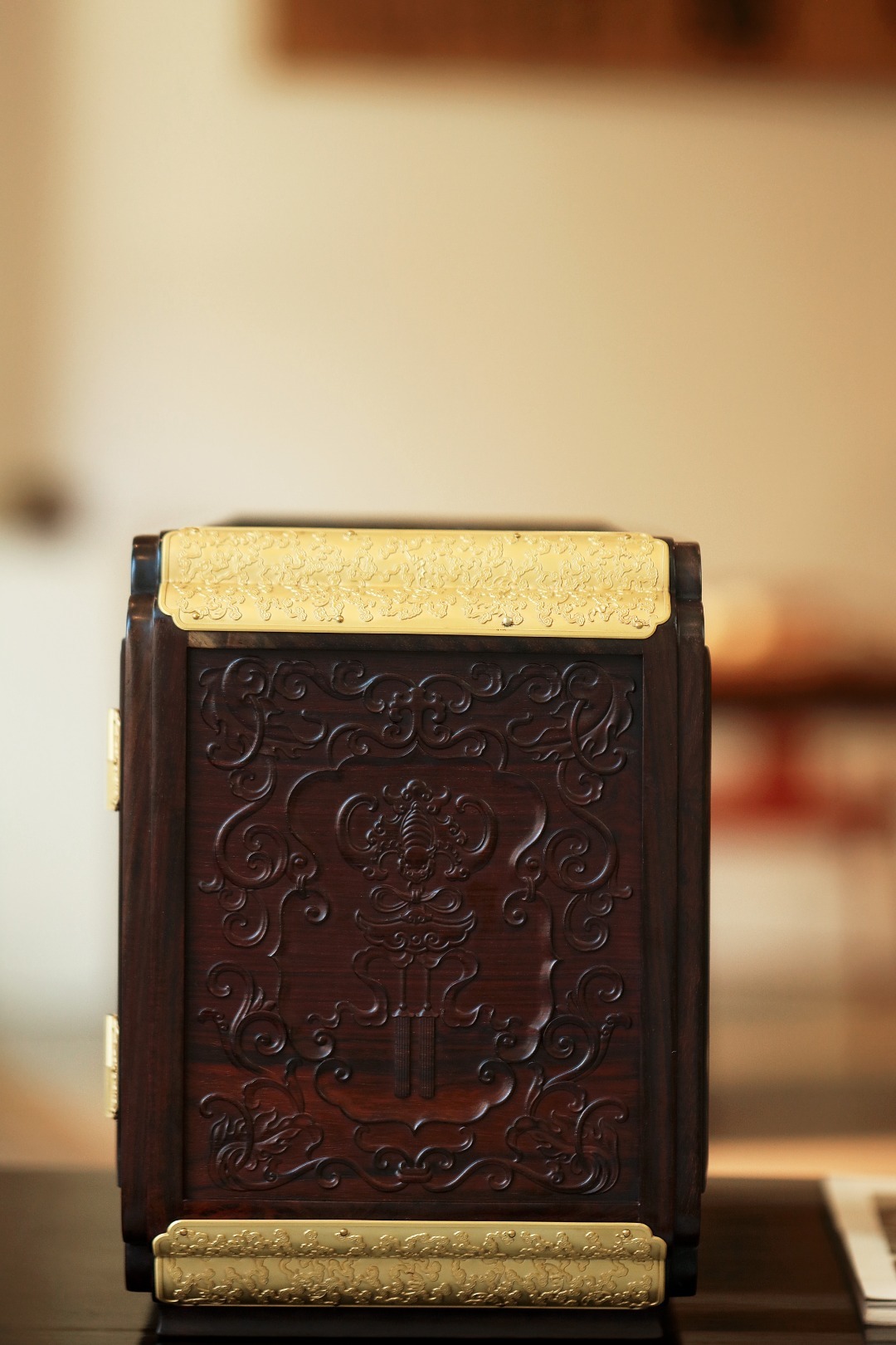 酸枝x百宝嵌【福运连绵】百宝箱大红酸枝制， 色泽均匀纯正，满工精雕，铜件镀金，柜