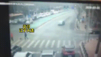 连续被三辆车撞轧，这老汉的运气也真是绝了。不过说实话，这事还真不能怪车。
3月1