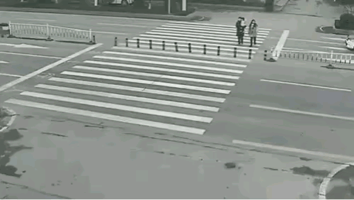 司机认为：他的车没减速，行人肯定会躲；行人认为：他们在斑马线上，小车肯定会停。