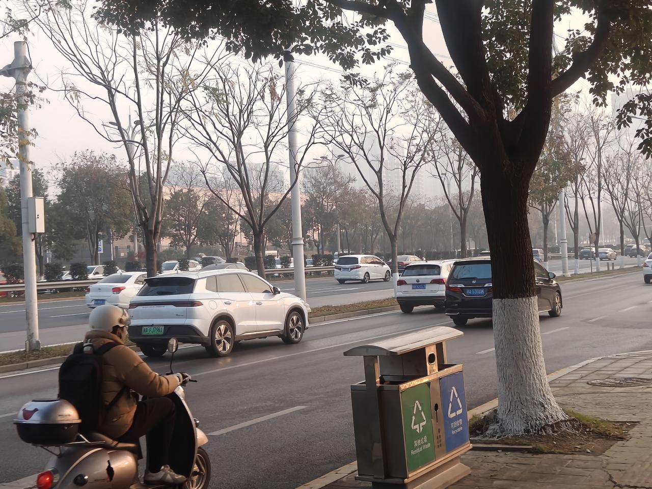 普通人怎么买车最省钱？

开的多的话，平均一天100公里，一年2.5万公里以上的