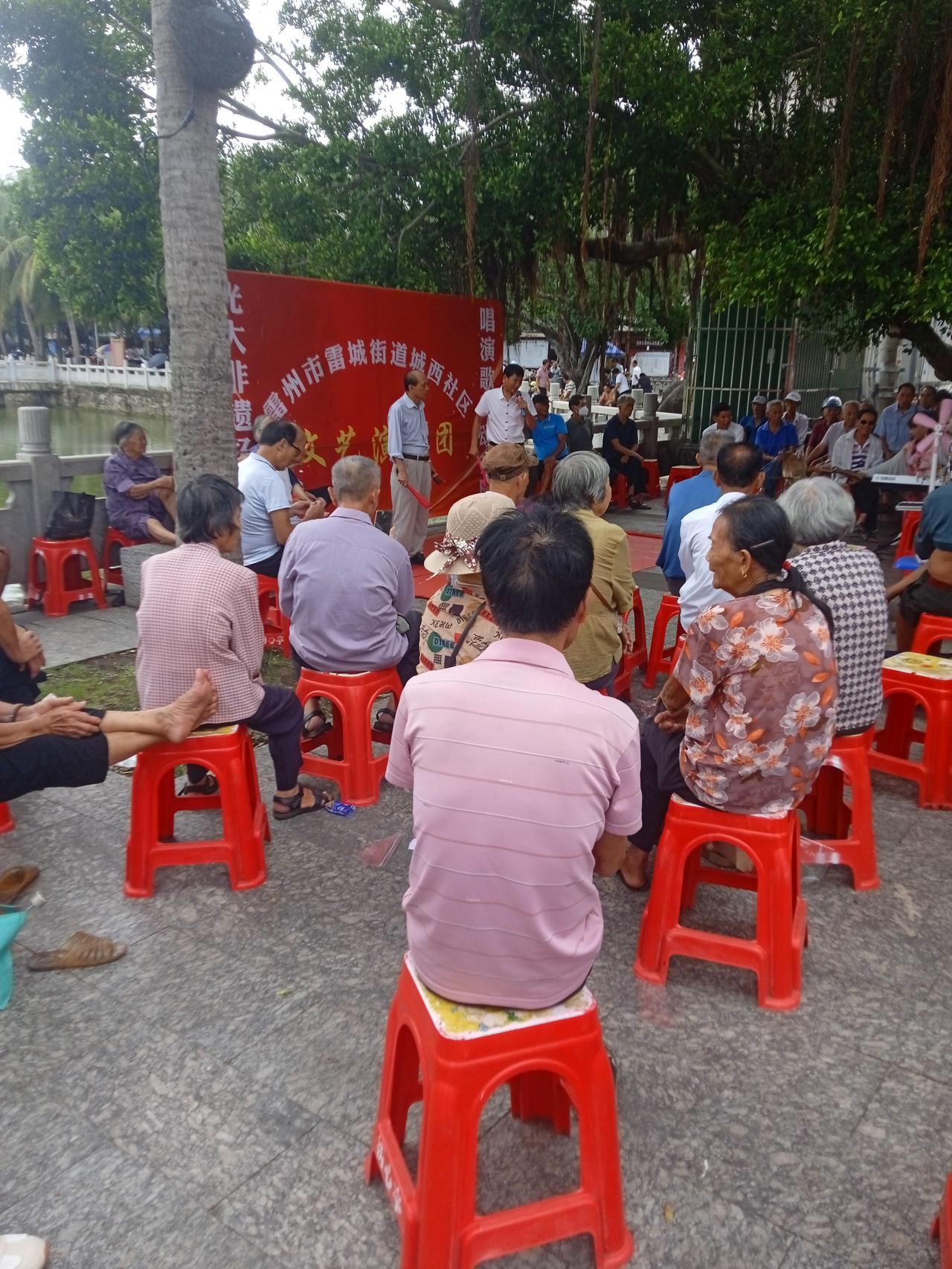 雷州南湖公园老年人聚精会神听《抖音》雷kly歌星豪子听雷歌