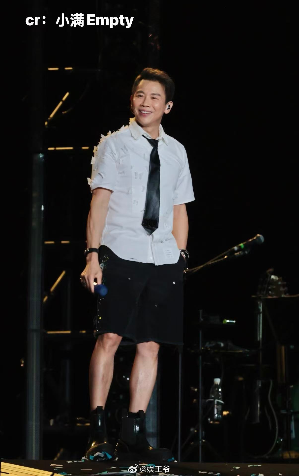 陶喆cos男大湿身唱心乱飞 新巡演武汉站：男大造型一出场全场沸腾，白衬衫黑领带+