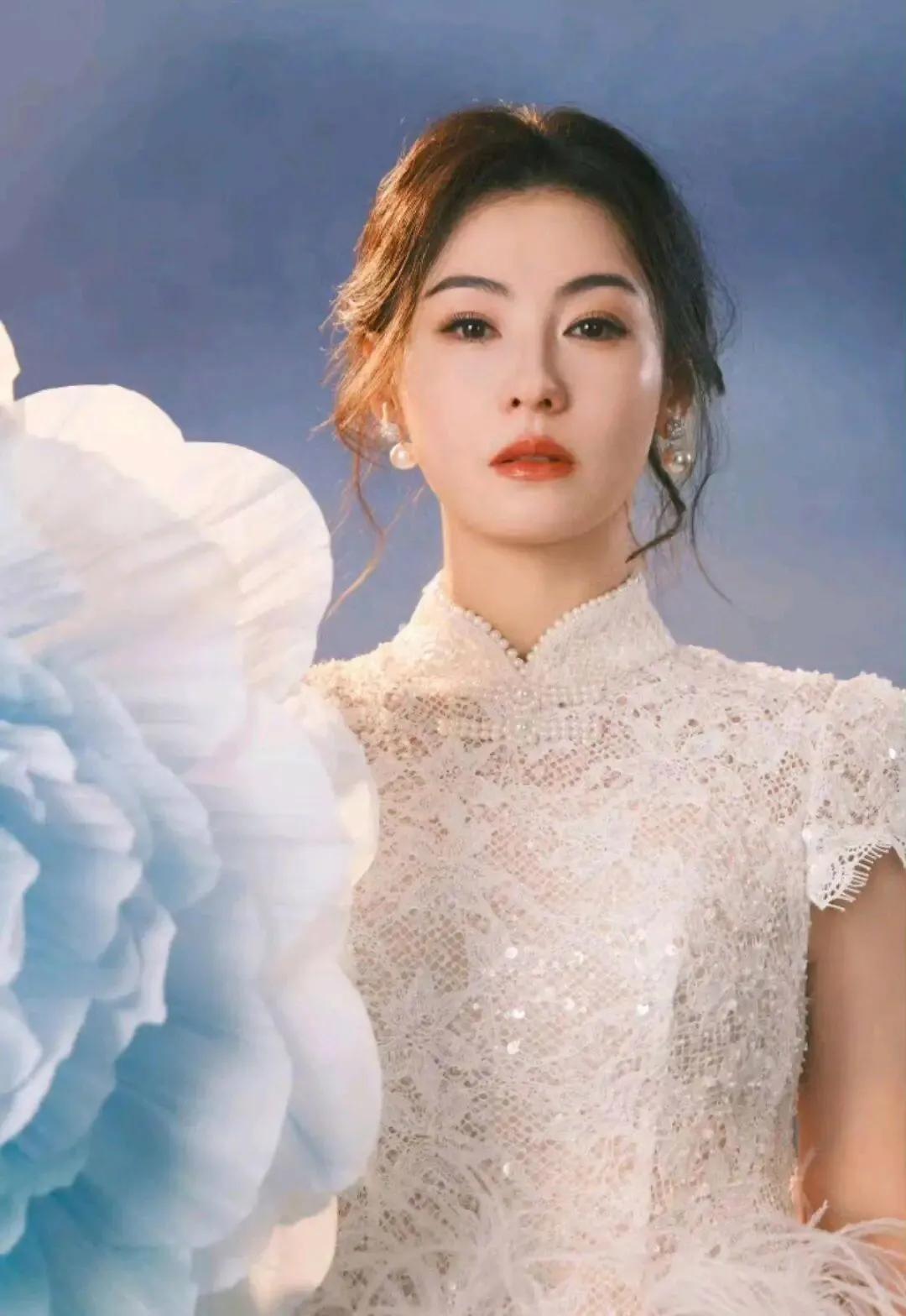 谢霆锋今晚大概睡不踏实，

张柏芝，一个替他生了两娃的女人，今天站在被告席，被前