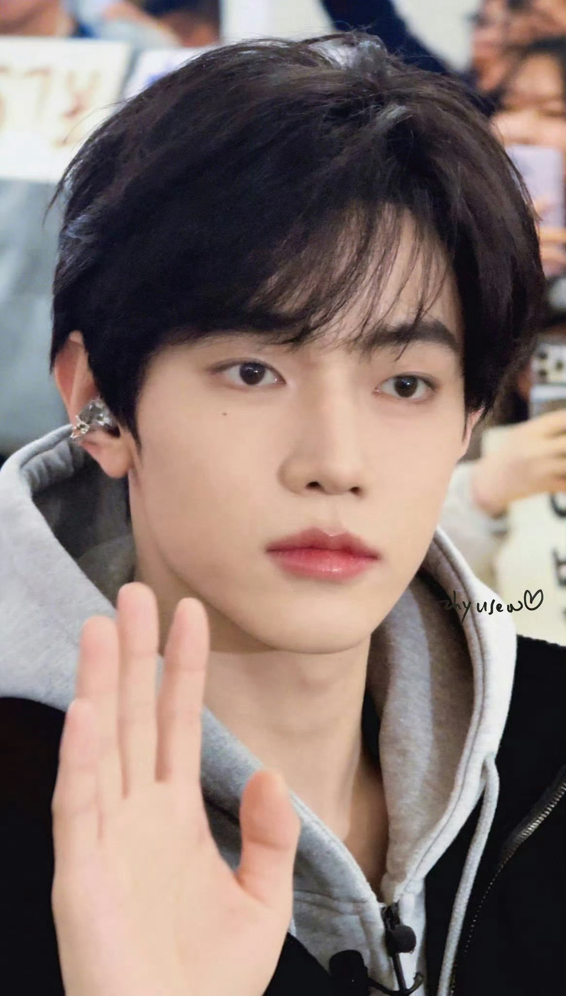 章昊今日机场路透，浅灰连帽衫+黑丝绒马甲，清爽的学长 