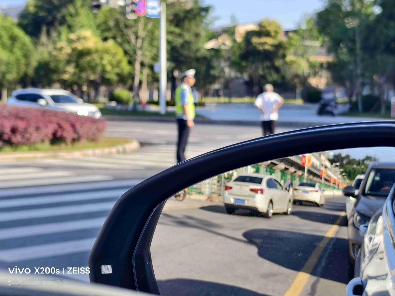 我的今日状态：😁轻松愉快
我这里的天气：🌈雨过天晴：交警提前上岗，为出行的人