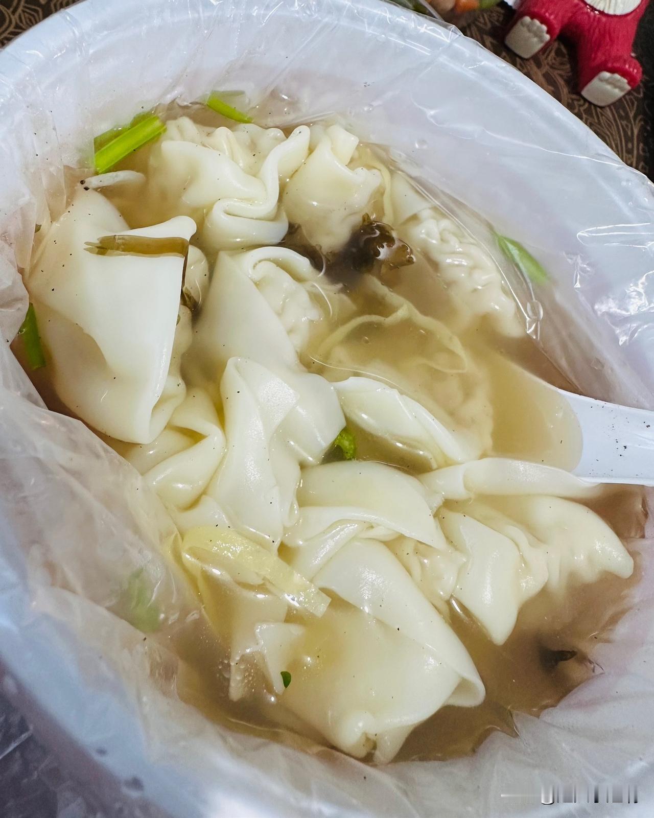 晚上不想做饭就订了份外卖。
青岛老字号顺天馄饨。
不知道是我的心理作用还是啥，我