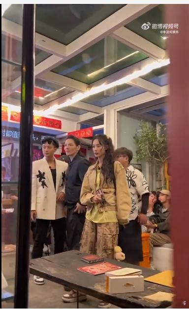 #黄子韬挽着向佐一股娇羞感#好喜欢这种有爱的互动[太开心][太开心] ​，不是我