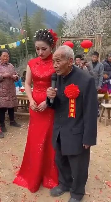 你能想象吗？一位头发花白的爷爷，在众人的祝福声中，迎来了人生中又一场浪漫婚礼，而