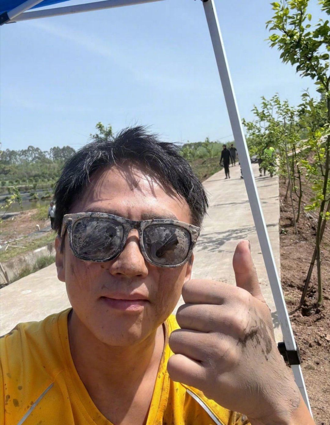 邓超让大家今天别看五哈，不听不听！非要看！超哥你的心事已经被大家看到了[doge