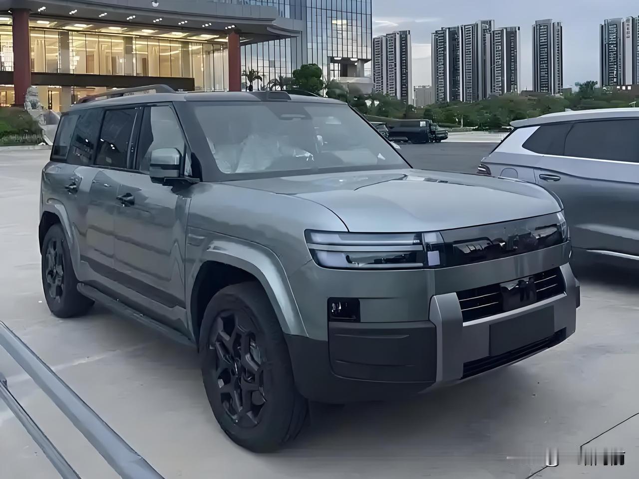 比亚迪唐L:“钛7，你好，我们是亲兄弟！
方程豹钛7：“滚犊子，我兄弟前脸没有