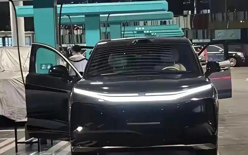 近日，网上曝光了一组比亚迪大唐的黑色实车和部分的信息，它颇有看点，此次实车的拍摄