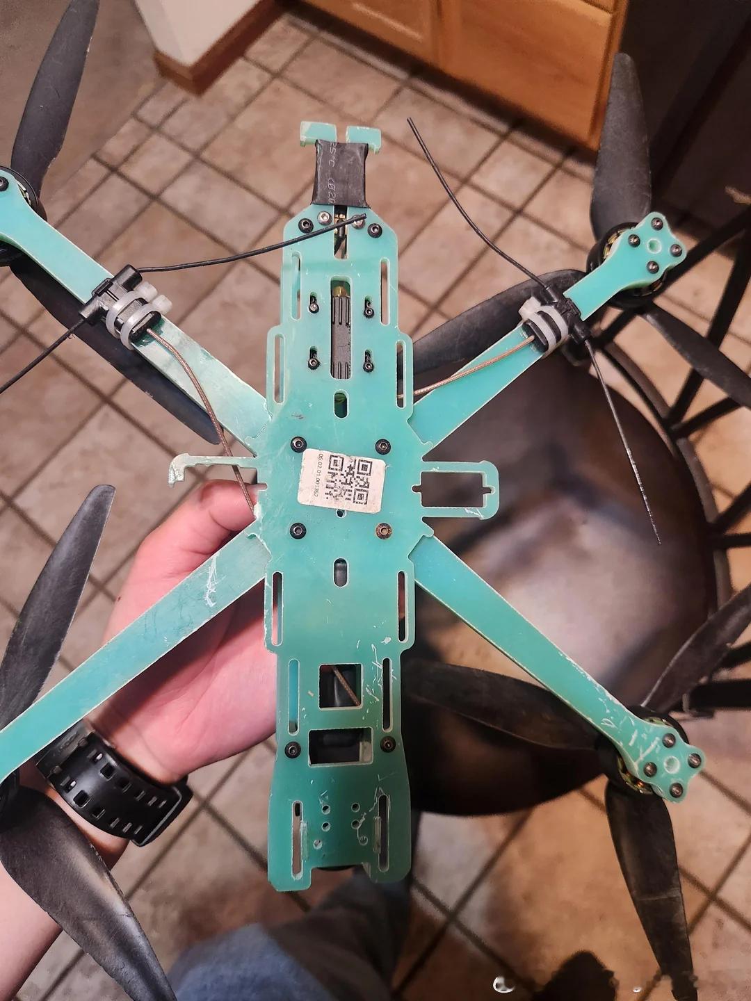 俄罗斯国防部配发的制式“回旋镖”FPV无人机，飞行距离10公里，速度170公里/