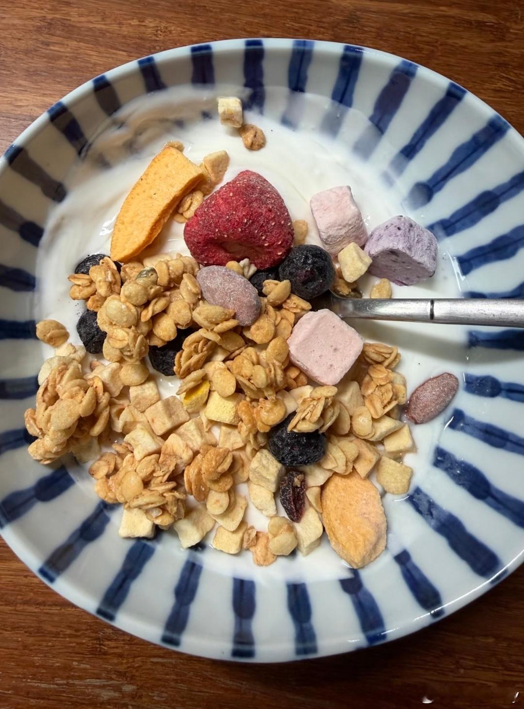 打工人早餐，酸奶麦片 