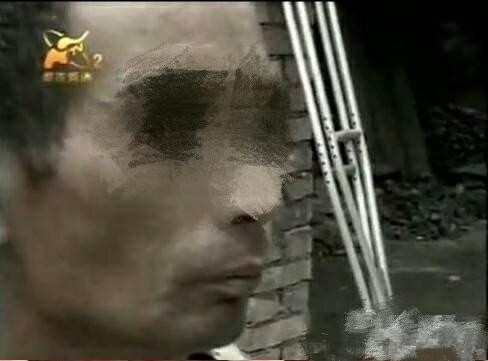 【向硬汉崔松旺致敬】他连续四天在火车站假扮智障人，拣烟头、抢食地摊上吃剩的凉皮，