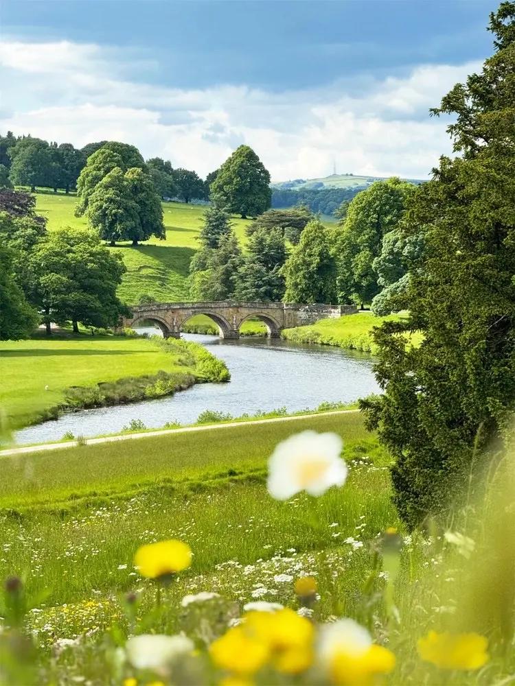 我看网上经常有人在讨论关于大国崛起和小民尊严的问题，其实我觉得这两个问题不矛盾呀
