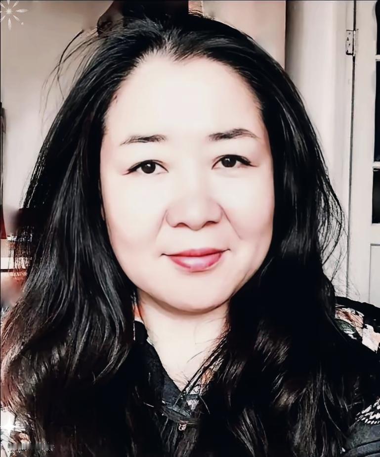 家人们，咱又挖出那个辱骂空军的“老仙女”猛料啦！这人叫赵丽华，顶着“梨花教教主”