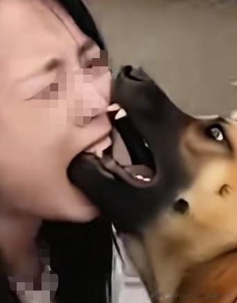 美女狗主特别喜爱它的毛儿子！

每天下班走进家中的第一件事就是深情亲吻它可爱的毛