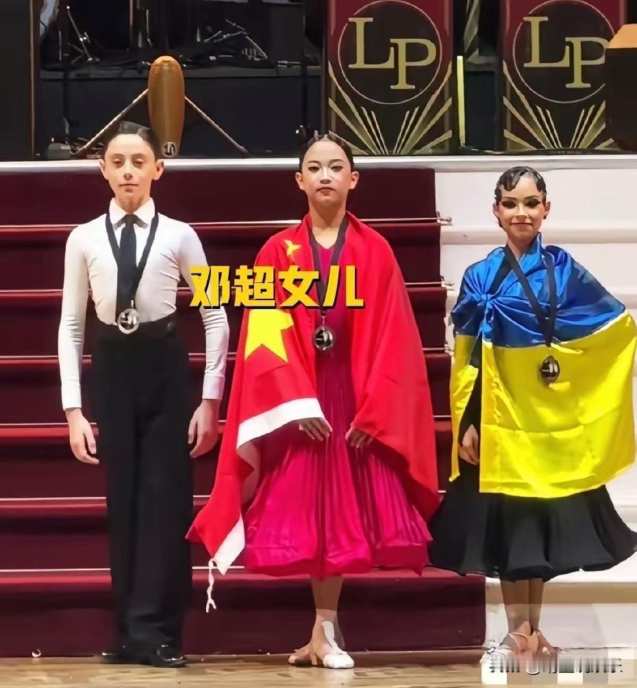 我就说基因这回事也会buff点满吧，
邓超女儿小花不就验证了嘛，
近日在英国参加