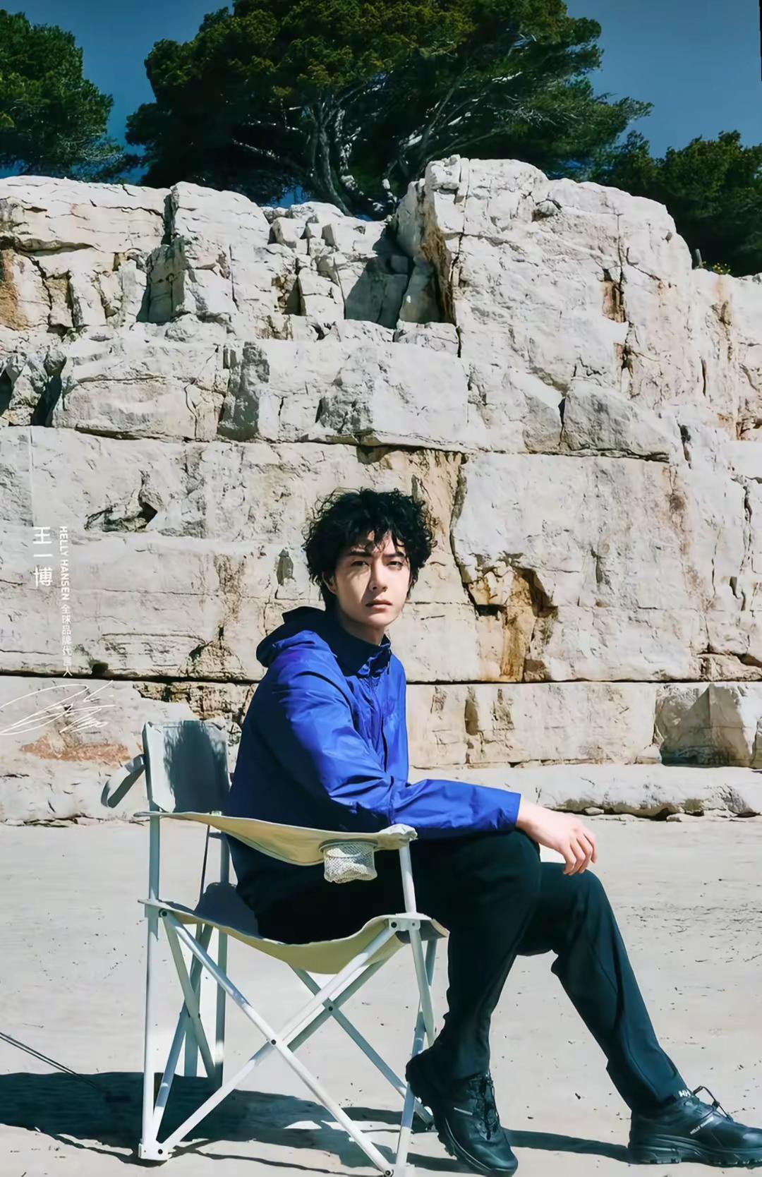 好久不见王一博，人格魅力比外表更吸引人。王一博 没有技巧就是硬帅