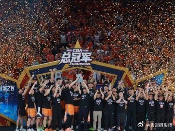 懂球帝 2025-2026赛季CBA季后赛总决赛颁奖仪式进行   网页链接（分享