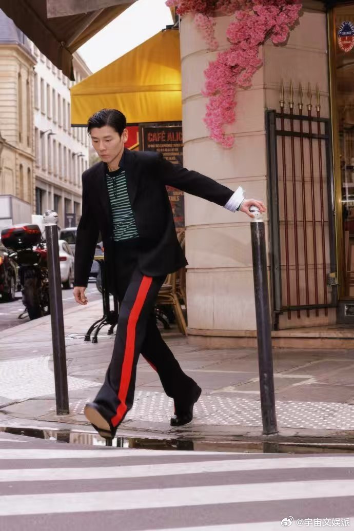 蒋奇明突然闯入镜头 哇！蒋奇明突然闯入，彩色条纹衬衫松弛又潮，信步街头自带氛围，