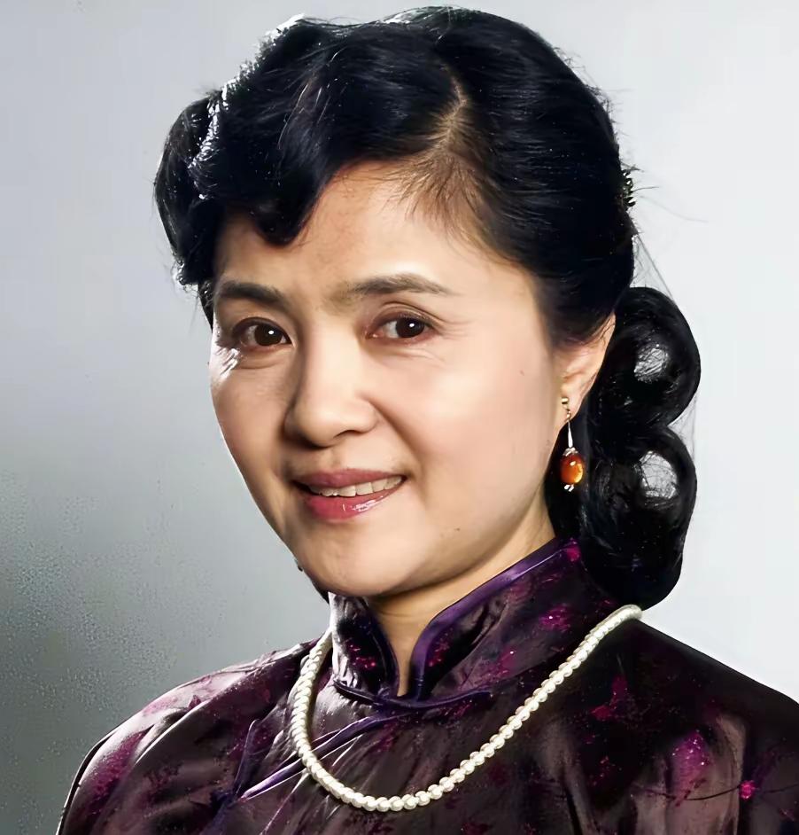 《潜伏》三位太太你选谁当老婆还是陆桥山的太太最适合当老婆，看着就贤惠端庄，虽然不