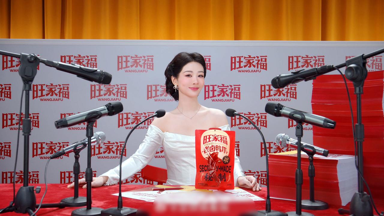 一直有个很多人想不通的疑问！一线顶流杨紫，手握众多高端大牌代言，如今官宣国民卤味