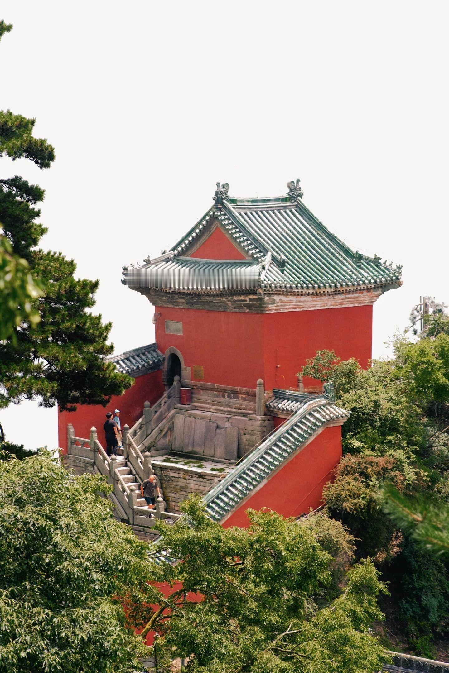 踏遍七十二峰，方知大道至简。武当闻道，始于足下。 ​​​