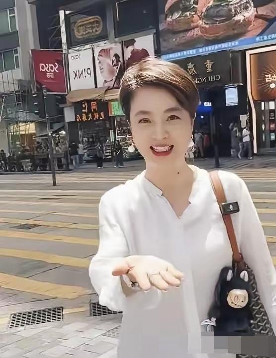 不愧是美了一辈子的女神！状态看上去也就三十出头，岁月格外优待美人。
 
得天独厚