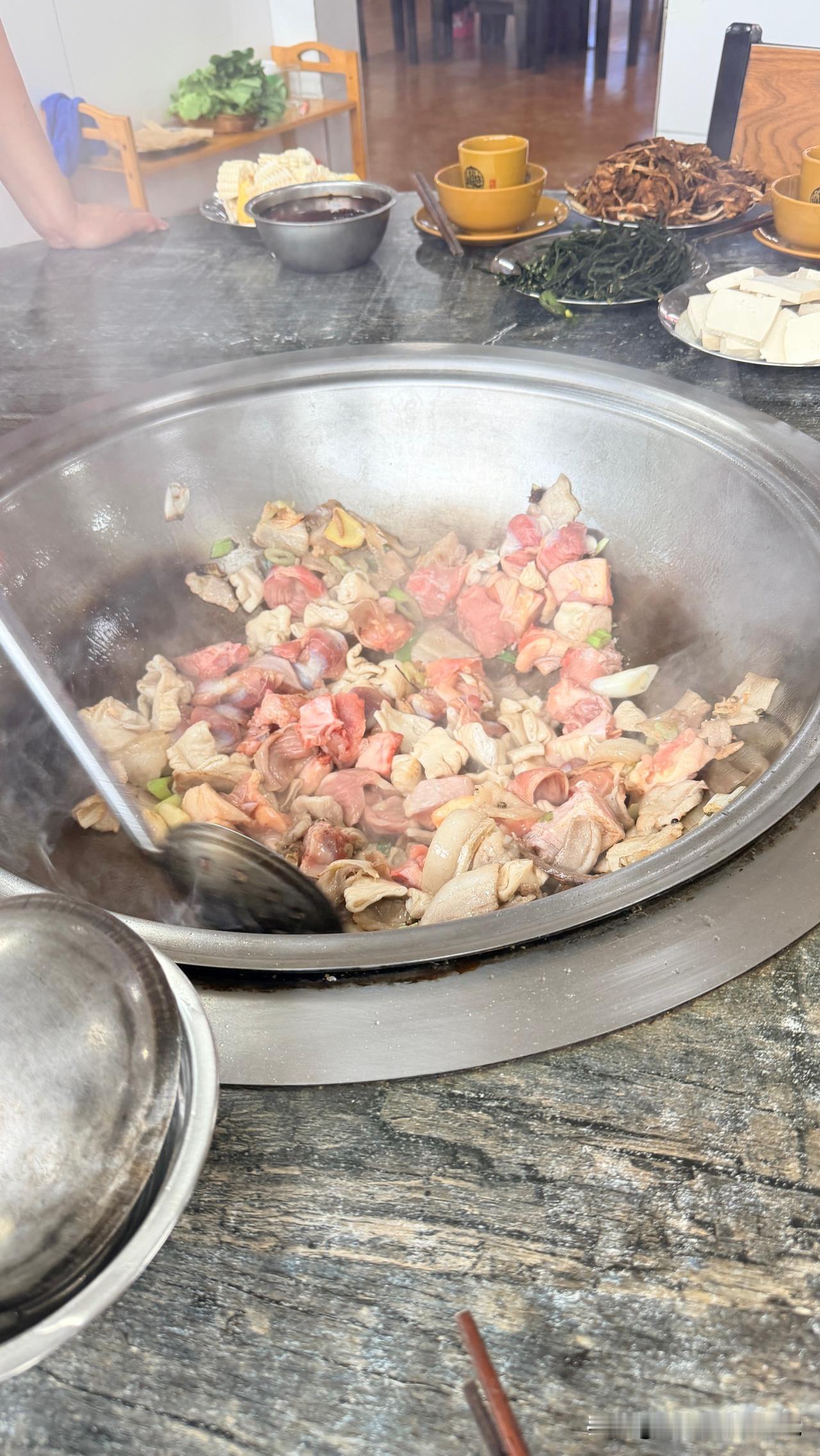 天又热了，三五好友一起聚聚，来到状元红路的地锅鸡。这味道还是不错的，今天我不喝酒