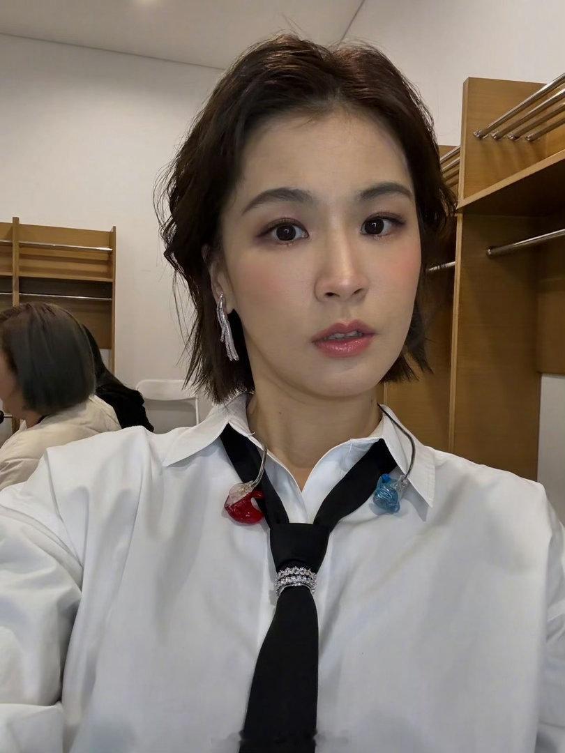 曾沛慈姐姐收割机 曾沛慈是怎么做到和每个姐姐都有CP感的？抱孙怡的时候温柔，勾黄